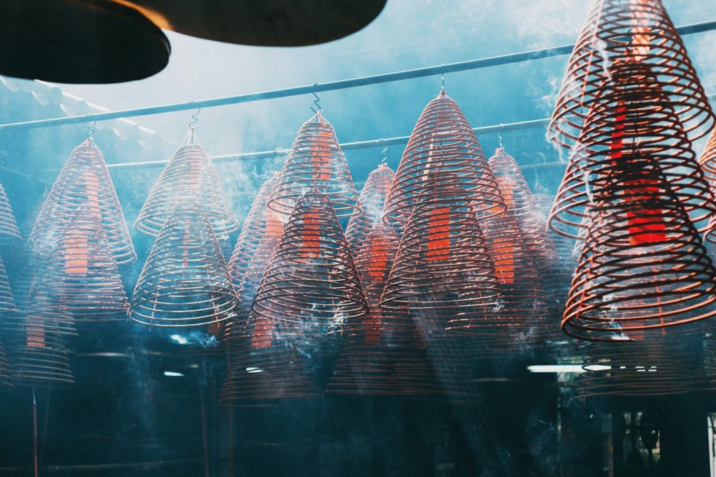 Photo by Matthieu Bühler hanging decors